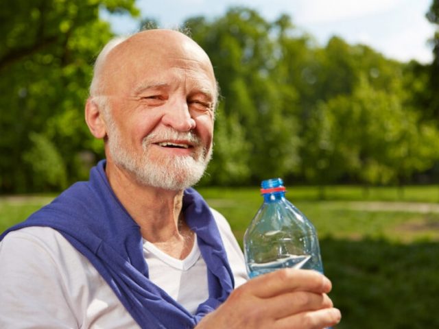 Sugestões e dicas para manter os idosos frescos no verão